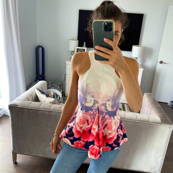 White structured top with roses. - Picture 1 of 4